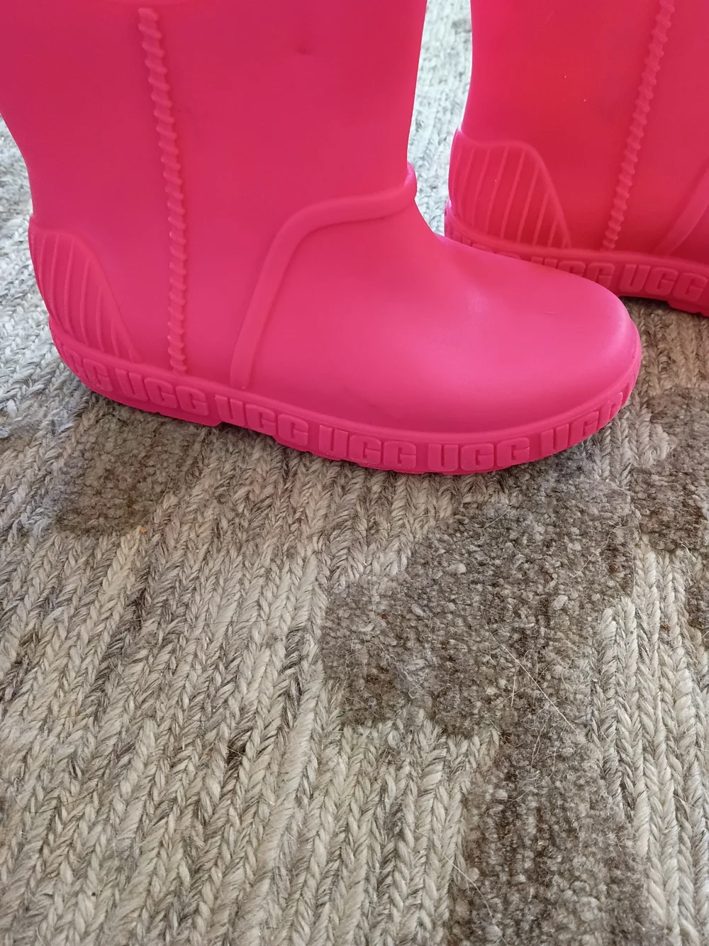 UGG Drizlita Girls Vibrant Hot Pink Waterproof Rain Boots (Neon Pink, Size 11)